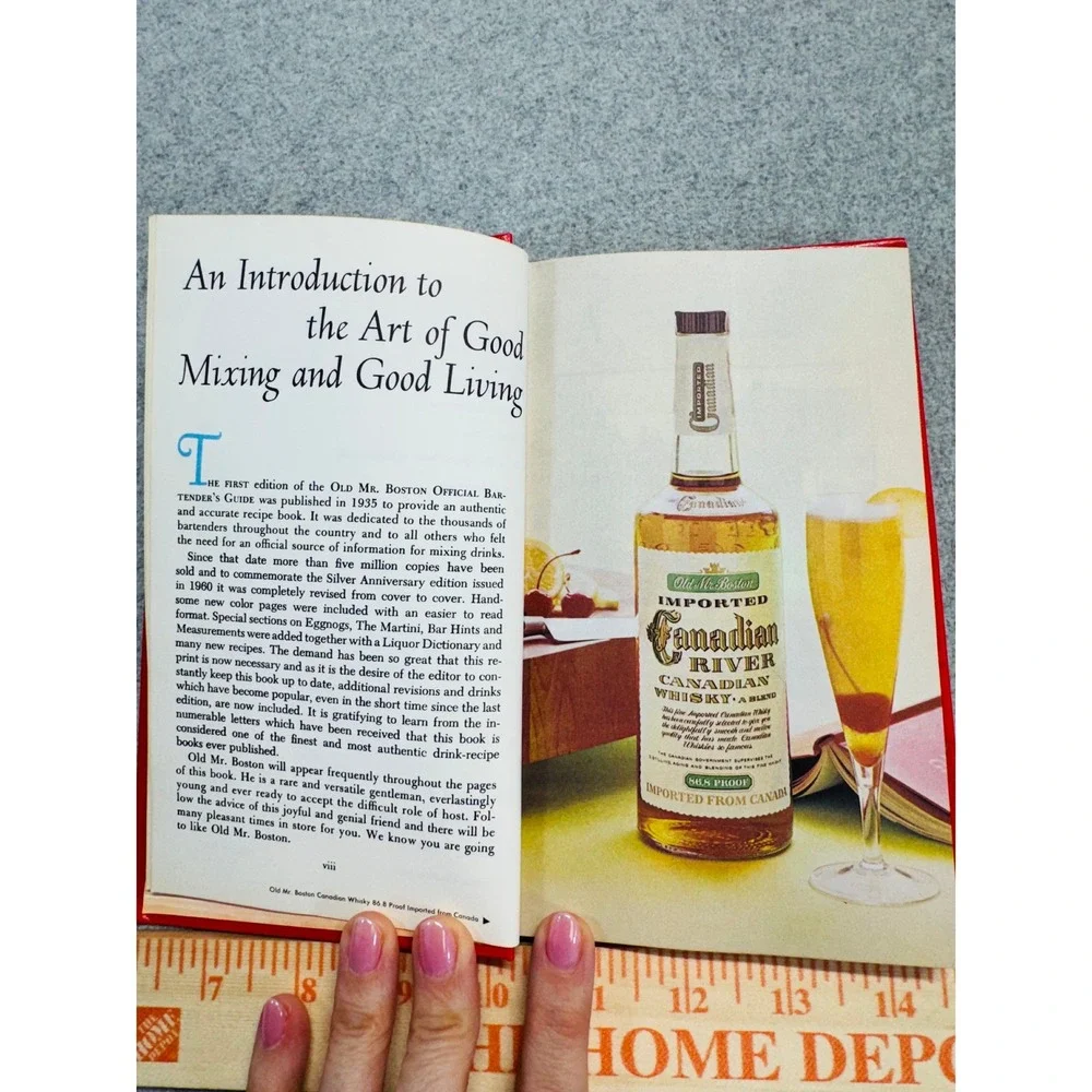 Vintage 1972 Old Mr. Boston De Luxe Official Bartenders Guide Hardcover Cocktail